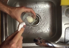 How to Quickly Peel a Boiled Egg in a Glass of Water.00_00_21_18.Still008